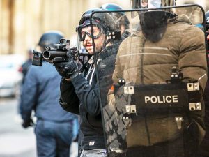 Deux policiers avec le bouclier antiémeute pendant un contrôle d'émeute