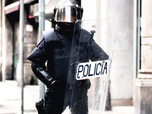 Deux policiers utilisent le bouclier antiémeute pour le contrôle d'émeute