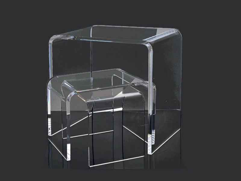 Chaise acrylique transparente